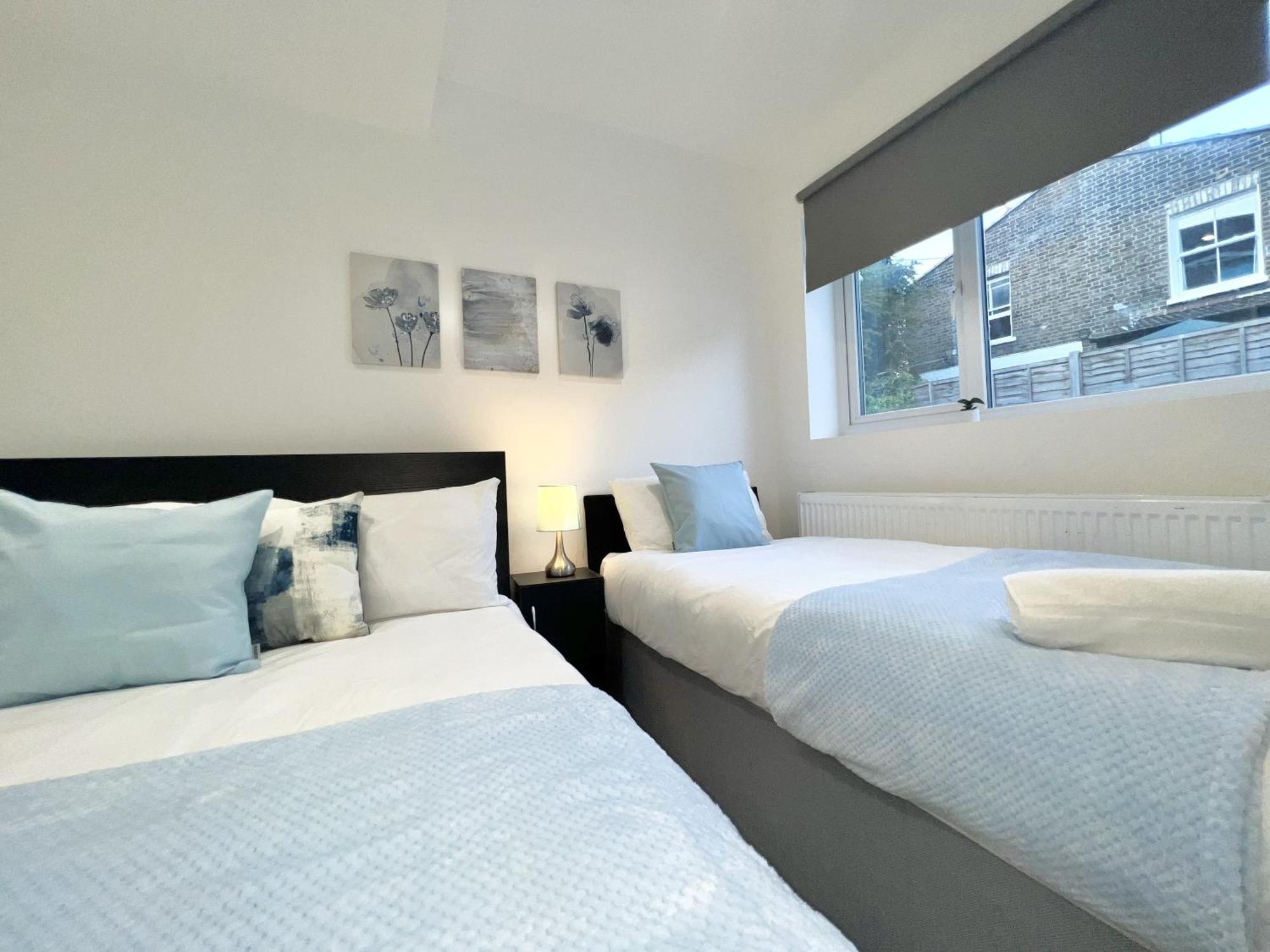 Charming 3-Bed Flat In Shepherds Bush - Sleeps 9 London Exterior photo